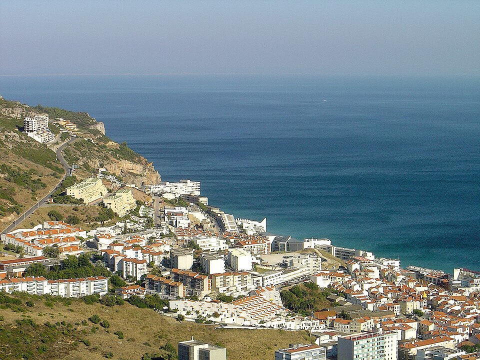 Vista sobre Sesimbra e o mar