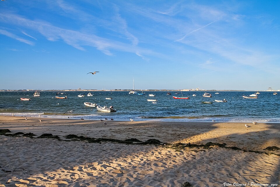 Barcos fundeados junto à areia em Tróia, no estuário do Sado